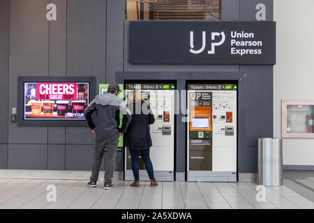 Ein Paar kauft Tickets für den Union Pearson (UP) Express, Zug zum Flughafen innerhalb der Union Station in Toronto. Stockfoto