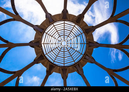 Bügeleisen Struktur an Thom Insel Seilbahnstation in Phu Quoc Island mit blauem Himmel im südlichen Vietnam Indochina Stockfoto