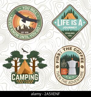 Satz von outdoor adventure quotes Symbol. Vector Illustration. Konzept für Abzeichen, Patch, shirt, Logo, Print, Stempel oder T-Stück. Design mit Condor, camping Zelt, Berge, Kaffee und Wald Silhouette. Stock Vektor