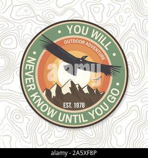 Sie wissen nie, bis Sie gehen. Sommer Camp Abzeichen. Für patch, Stempel. Vector Illustration. Konzept für Hemd oder Logo, Print, Stempel oder T-Stück. Design mit Flying Condor, berge und himmel Silhouette. Stock Vektor