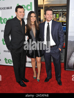 LOS ANGELES, Ca. Juni 21, 2012: Seth McFarlane (links), Mila Kunis & Mark Wahlberg bei der Weltpremiere des Films "Ted" am Grauman's Chinese Theater, Hollywood. © 2012 Paul Smith/Featureflash Stockfoto
