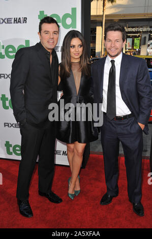 LOS ANGELES, Ca. Juni 21, 2012: Seth McFarlane (links), Mila Kunis & Mark Wahlberg bei der Weltpremiere des Films "Ted" am Grauman's Chinese Theater, Hollywood. © 2012 Paul Smith/Featureflash Stockfoto