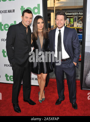LOS ANGELES, Ca. Juni 21, 2012: Seth McFarlane (links), Mila Kunis & Mark Wahlberg bei der Weltpremiere des Films "Ted" am Grauman's Chinese Theater, Hollywood. © 2012 Paul Smith/Featureflash Stockfoto