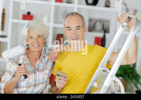Senior Paar hält Lackieranlage Stockfoto