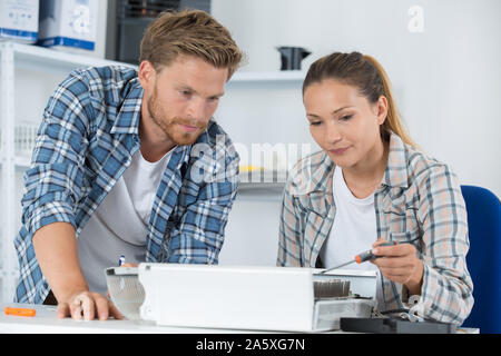 Klempner und weiblichen Lehrling Einbau Zentralheizung Stockfoto