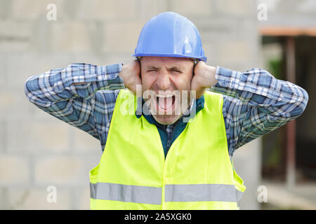 Senior Engineer Mann die Ohren am Standort Stockfoto
