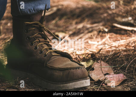 Closeup Bild eines Mannes Stiefel tragen, während Trekking in einem tropischen Wald Stockfoto