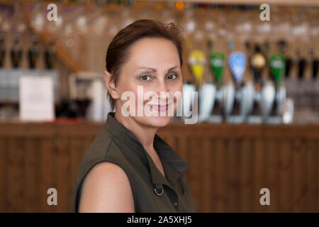 Schönes Portrait einer älteren Frau mittleren Alters in einem Pub Stockfoto