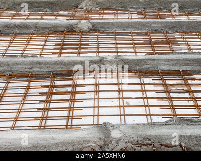 Gitter mit Beton auf der Baustelle die Bodenstruktur zu stärken verwendet Stockfoto