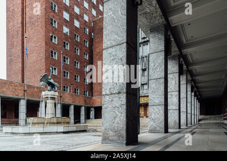 Oslo, Norwegen - 11 August 2019: Oslo City Hall. Es beherbergt die Stadt Rat. Es ist der Sitz der ceromony der Friedensnobelpreis jedes Jahr. Stockfoto