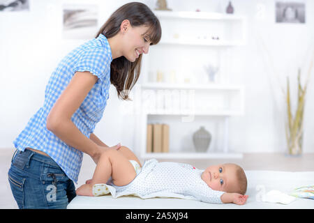 Mutter ändern babys Windeln zu Hause Stockfoto