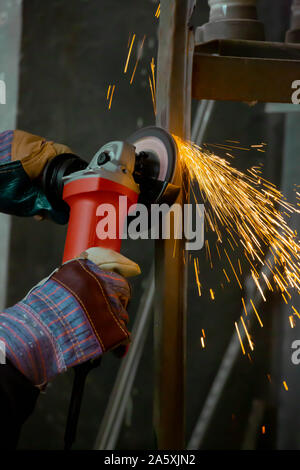 Detaillierte Hände des Menschen das Arbeiten mit der Fräse Stockfoto