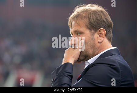 22. Oktober 2019, Griechenland, Piräus: Fußball: Champions League, Olympiakos Piräus - FC Bayern München, Gruppenphase, Gruppe B Spieltag 3 am Georgios-Karaiskakis Stadion. Trainer Pedro Martins von Piräus kommt zu dem Stadion vor dem Spiel. Foto: Sven Hoppe/dpa Stockfoto