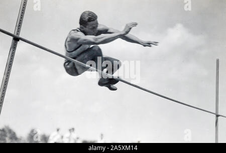 Olympischen tryouts bei Jefferson Kasernen, Mo Marice A. Tabbutt, nordöstliche Abteilung, hoch springen. 41 Zoll Ca. 1920 Stockfoto