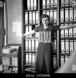 Eva Braun Photo Collection - Album 1 - hübsche junge deutsche Mädchen im Geschäft Büro Ca. 1930er Jahre Stockfoto