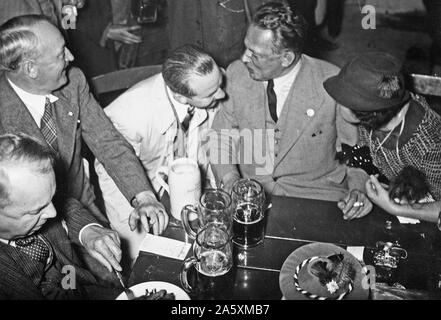 Eva Braun Photo Collection - Album 1 - deutsche Männer im Restaurant Ca. 1930er Jahre Stockfoto