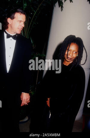 Beverly Hills, Kalifornien, USA, 2. März 1995 Lyle Trachtenberg Schauspieler und Schauspielerin Whoopi Goldberg nehmen an der 23. jährlichen American Film Institute (AFI) Lifetime Achievement Award Gruß zu Steven Spielberg am 2. März 1995 im Beverly Hilton Hotel in Beverly Hills, Kalifornien, USA. Foto von Barry King/Alamy Stock Foto Stockfoto