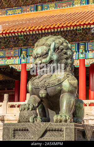 Chinesischen guardian Lion oder shishi Statue aus Ming Dynastie Ära, am Eingang zum Palast in der Verbotenen Stadt, Peking, China Stockfoto