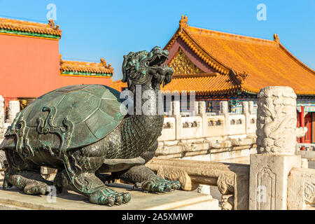 Bronze Schildkröte mit einem Drachen Kopf statue Baxia, vor der Palast der Himmlischen Reinheit, Verbotene Stadt, Beijing, China Stockfoto