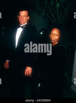 Beverly Hills, Kalifornien, USA, 2. März 1995 Lyle Trachtenberg Schauspieler und Schauspielerin Whoopi Goldberg nehmen an der 23. jährlichen American Film Institute (AFI) Lifetime Achievement Award Gruß zu Steven Spielberg am 2. März 1995 im Beverly Hilton Hotel in Beverly Hills, Kalifornien, USA. Foto von Barry King/Alamy Stock Foto Stockfoto