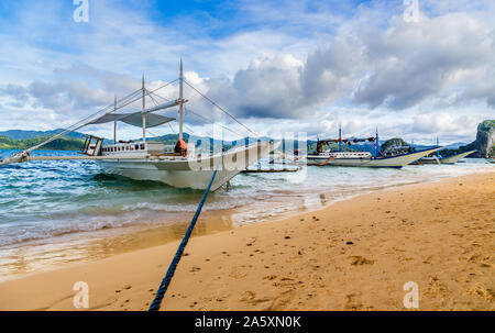 Tropische Insel Landschaft mit traditionellen bangca phillipinians Boote am Ufer, Palawan, Philippinen Stockfoto