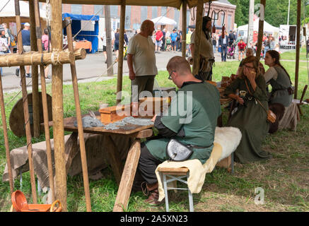 Doel, Belgien, 11. August 2019 Mann spinnt bekämpfen Kleidung für Soldaten im Mittelalter Stockfoto