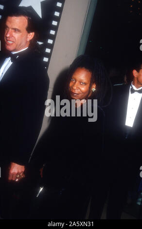 Beverly Hills, Kalifornien, USA, 2. März 1995 Lyle Trachtenberg Schauspieler und Schauspielerin Whoopi Goldberg nehmen an der 23. jährlichen American Film Institute (AFI) Lifetime Achievement Award Gruß zu Steven Spielberg am 2. März 1995 im Beverly Hilton Hotel in Beverly Hills, Kalifornien, USA. Foto von Barry King/Alamy Stock Foto Stockfoto