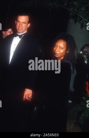 Beverly Hills, Kalifornien, USA, 2. März 1995 Lyle Trachtenberg Schauspieler und Schauspielerin Whoopi Goldberg nehmen an der 23. jährlichen American Film Institute (AFI) Lifetime Achievement Award Gruß zu Steven Spielberg am 2. März 1995 im Beverly Hilton Hotel in Beverly Hills, Kalifornien, USA. Foto von Barry King/Alamy Stock Foto Stockfoto