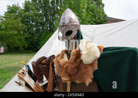 Doel, Belgien, 11. August 2019, Helm mit Pfeilen, und wenn ein Tier Haut eines Soldaten des Mittelalters Stockfoto