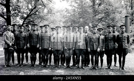 Website auf dem Arlington National Cemetery ausgewählt für die BESTATTUNG DER TOTEN DER 2. Division, USA Offiziere, die der Verwaltungsrat für die Auswahl des Standorts. Oberst Mark L. Hersay, Infanterie, Präsident des Verwaltungsrates, 4. von rechts in der vorderen Zylinderreihe Stockfoto