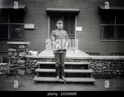 Oberst R. A. Braun, Kommandierender Offizier, 2 Infanterie Brigade, vor seinem Büro am Lager Merritt, New Jersey. 9/8/1919 Stockfoto