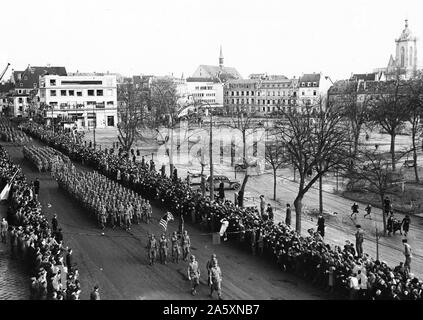 28 Infanterie Division führt die Color Guard bei der Siegesparade in Colmar. 2/8/45. Stockfoto