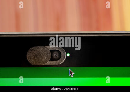 Datenschutz schieben Sie die Abdeckung der Kamera, Webcam Abdeckung für Computer mit einem grünen Bildschirm Stockfoto