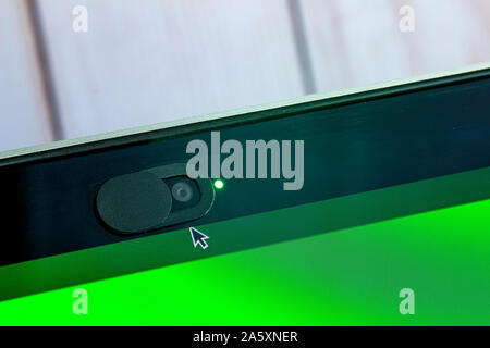 Datenschutz schieben Sie die Abdeckung der Kamera, Webcam Abdeckung für Laptop mit einem grünen Bildschirm Stockfoto