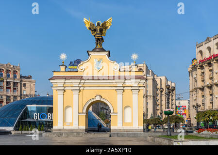 Kiew, Ukraine - Oktober 22, 2019: Platz der Unabhängigkeit ((Maidan Nezalezhnosti), wo die Lyadsky Tor und die Statue des Erzengels Michael, Pat Stockfoto