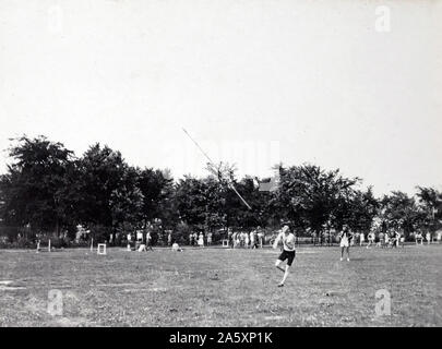 Armee Olympischen tryouts bei Jefferson Kasernen, St. Louis, MO, das Werfen von einem Speer Ca. 7/5/1920 Stockfoto