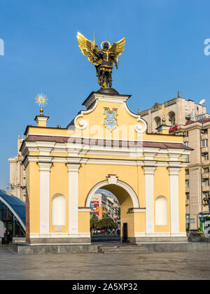 Kiew, Ukraine - Oktober 22, 2019: Platz der Unabhängigkeit ((Maidan Nezalezhnosti), wo die Lyadsky Tor und die Statue des Erzengels Michael, Pat Stockfoto