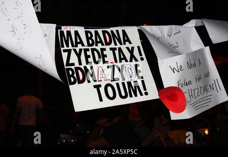 Beirut, Beirut, Libanon. 22 Okt, 2019. Libanesische Demonstranten nehmen an einem Protest gegen die verheerende wirtschaftliche Bedingungen in Beirut am 22. Oktober 2019. Zehntausende libanesische Demonstranten hielten das Land auf lockdown, da sie für einen sechsten Tag anspruchsvolle neue Führer trotz Annahme der Regierung Notfall wirtschaftlichen Rettungsplan gesammelt. Demonstrationen, zunächst ausgelöst durch eine vorgeschlagene Steuer auf WhatsApp und anderen Messaging Apps haben in eine beispiellose cross-sektiererische Straße Mobilisierung gegen die politische Klasse gewachsen (Credit Bild: © Fatima Abdullah/APA Bilder über ZUMA Stockfoto