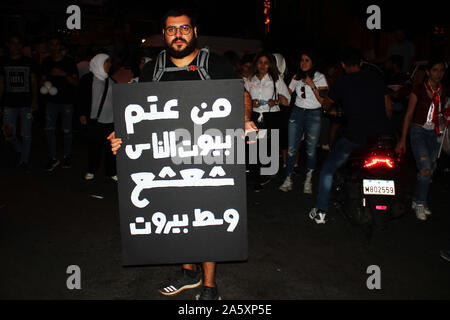 Beirut, Beirut, Libanon. 22 Okt, 2019. Libanesische Demonstranten nehmen an einem Protest gegen die verheerende wirtschaftliche Bedingungen in Beirut am 22. Oktober 2019. Zehntausende libanesische Demonstranten hielten das Land auf lockdown, da sie für einen sechsten Tag anspruchsvolle neue Führer trotz Annahme der Regierung Notfall wirtschaftlichen Rettungsplan gesammelt. Demonstrationen, zunächst ausgelöst durch eine vorgeschlagene Steuer auf WhatsApp und anderen Messaging Apps haben in eine beispiellose cross-sektiererische Straße Mobilisierung gegen die politische Klasse gewachsen (Credit Bild: © Fatima Abdullah/APA Bilder über ZUMA Stockfoto