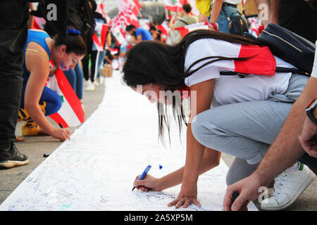 Beirut, Beirut, Libanon. 22 Okt, 2019. Libanesische Demonstranten nehmen an einem Protest gegen die verheerende wirtschaftliche Bedingungen in Beirut am 22. Oktober 2019. Zehntausende libanesische Demonstranten hielten das Land auf lockdown, da sie für einen sechsten Tag anspruchsvolle neue Führer trotz Annahme der Regierung Notfall wirtschaftlichen Rettungsplan gesammelt. Demonstrationen, zunächst ausgelöst durch eine vorgeschlagene Steuer auf WhatsApp und anderen Messaging Apps haben in eine beispiellose cross-sektiererische Straße Mobilisierung gegen die politische Klasse gewachsen (Credit Bild: © Fatima Abdullah/APA Bilder über ZUMA Stockfoto