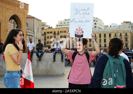 Beirut, Beirut, Libanon. 22 Okt, 2019. Libanesische Demonstranten nehmen an einem Protest gegen die verheerende wirtschaftliche Bedingungen in Beirut am 22. Oktober 2019. Zehntausende libanesische Demonstranten hielten das Land auf lockdown, da sie für einen sechsten Tag anspruchsvolle neue Führer trotz Annahme der Regierung Notfall wirtschaftlichen Rettungsplan gesammelt. Demonstrationen, zunächst ausgelöst durch eine vorgeschlagene Steuer auf WhatsApp und anderen Messaging Apps haben in eine beispiellose cross-sektiererische Straße Mobilisierung gegen die politische Klasse gewachsen (Credit Bild: © Fatima Abdullah/APA Bilder über ZUMA Stockfoto