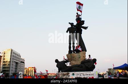 Beirut, Beirut, Libanon. 22 Okt, 2019. Libanesische Demonstranten nehmen an einem Protest gegen die verheerende wirtschaftliche Bedingungen in Beirut am 22. Oktober 2019. Zehntausende libanesische Demonstranten hielten das Land auf lockdown, da sie für einen sechsten Tag anspruchsvolle neue Führer trotz Annahme der Regierung Notfall wirtschaftlichen Rettungsplan gesammelt. Demonstrationen, zunächst ausgelöst durch eine vorgeschlagene Steuer auf WhatsApp und anderen Messaging Apps haben in eine beispiellose cross-sektiererische Straße Mobilisierung gegen die politische Klasse gewachsen (Credit Bild: © Fatima Abdullah/APA Bilder über ZUMA Stockfoto