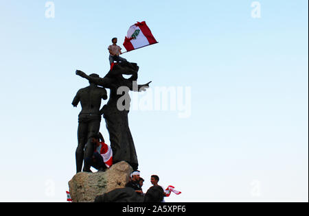Beirut, Beirut, Libanon. 22 Okt, 2019. Libanesische Demonstranten nehmen an einem Protest gegen die verheerende wirtschaftliche Bedingungen in Beirut am 22. Oktober 2019. Zehntausende libanesische Demonstranten hielten das Land auf lockdown, da sie für einen sechsten Tag anspruchsvolle neue Führer trotz Annahme der Regierung Notfall wirtschaftlichen Rettungsplan gesammelt. Demonstrationen, zunächst ausgelöst durch eine vorgeschlagene Steuer auf WhatsApp und anderen Messaging Apps haben in eine beispiellose cross-sektiererische Straße Mobilisierung gegen die politische Klasse gewachsen (Credit Bild: © Fatima Abdullah/APA Bilder über ZUMA Stockfoto