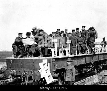 Sekretär. Baker, General Pershing und andere Offiziere die Prüfung einer Karte bei Montoir, Frankreich ca. März 1918 Stockfoto