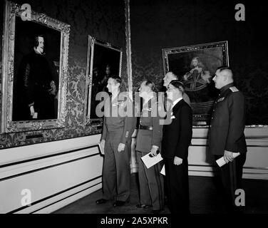 Die Diego Velazquez Gemälde "Philip IV König von Spanien", die von General Mark W. Clark, CG USFA, wer der Gastgeber war, bekräftigten die Staats- und Regierungschefs überprüft, und die Österreichische Bevölkerung während einer Zeremonie, wo Kunstschätze von der U.S. Army wieder an die rechtmäßigen Eigentümer zurückgegeben wurden. Lieutenant General Emile Marie Bethourart von Frankreich, Generalleutnant R. L. McCreery von Großbritannien, Herr Figl, Bundeskanzler von Österreich, und Oberst Allgemeine Alexis Zheltov, russische Kommandant Stellvertreter, waren Gäste des General Clark. Stockfoto