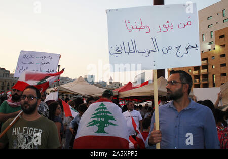 Beirut, Beirut, Libanon. 22 Okt, 2019. Libanesische Demonstranten nehmen an einem Protest gegen die verheerende wirtschaftliche Bedingungen in Beirut am 22. Oktober 2019. Zehntausende libanesische Demonstranten hielten das Land auf lockdown, da sie für einen sechsten Tag anspruchsvolle neue Führer trotz Annahme der Regierung Notfall wirtschaftlichen Rettungsplan gesammelt. Demonstrationen, zunächst ausgelöst durch eine vorgeschlagene Steuer auf WhatsApp und anderen Messaging Apps haben in eine beispiellose cross-sektiererische Straße Mobilisierung gegen die politische Klasse gewachsen (Credit Bild: © Fatima Abdullah/APA Bilder über ZUMA Stockfoto