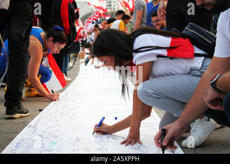 Beirut, Beirut, Libanon. 22 Okt, 2019. Libanesische Demonstranten nehmen an einem Protest gegen die verheerende wirtschaftliche Bedingungen in Beirut am 22. Oktober 2019. Zehntausende libanesische Demonstranten hielten das Land auf lockdown, da sie für einen sechsten Tag anspruchsvolle neue Führer trotz Annahme der Regierung Notfall wirtschaftlichen Rettungsplan gesammelt. Demonstrationen, zunächst ausgelöst durch eine vorgeschlagene Steuer auf WhatsApp und anderen Messaging Apps haben in eine beispiellose cross-sektiererische Straße Mobilisierung gegen die politische Klasse gewachsen (Credit Bild: © Fatima Abdullah/APA Bilder über ZUMA Stockfoto