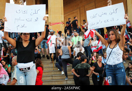 Beirut, Beirut, Libanon. 22 Okt, 2019. Libanesische Demonstranten nehmen an einem Protest gegen die verheerende wirtschaftliche Bedingungen in Beirut am 22. Oktober 2019. Zehntausende libanesische Demonstranten hielten das Land auf lockdown, da sie für einen sechsten Tag anspruchsvolle neue Führer trotz Annahme der Regierung Notfall wirtschaftlichen Rettungsplan gesammelt. Demonstrationen, zunächst ausgelöst durch eine vorgeschlagene Steuer auf WhatsApp und anderen Messaging Apps haben in eine beispiellose cross-sektiererische Straße Mobilisierung gegen die politische Klasse gewachsen (Credit Bild: © Fatima Abdullah/APA Bilder über ZUMA Stockfoto