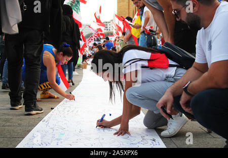 Beirut, Beirut, Libanon. 22 Okt, 2019. Libanesische Demonstranten nehmen an einem Protest gegen die verheerende wirtschaftliche Bedingungen in Beirut am 22. Oktober 2019. Zehntausende libanesische Demonstranten hielten das Land auf lockdown, da sie für einen sechsten Tag anspruchsvolle neue Führer trotz Annahme der Regierung Notfall wirtschaftlichen Rettungsplan gesammelt. Demonstrationen, zunächst ausgelöst durch eine vorgeschlagene Steuer auf WhatsApp und anderen Messaging Apps haben in eine beispiellose cross-sektiererische Straße Mobilisierung gegen die politische Klasse gewachsen (Credit Bild: © Fatima Abdullah/APA Bilder über ZUMA Stockfoto