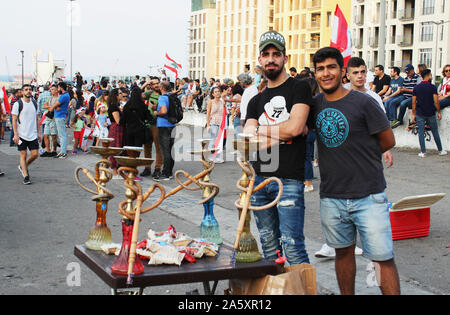 Beirut, Beirut, Libanon. 22 Okt, 2019. Libanesische Demonstranten nehmen an einem Protest gegen die verheerende wirtschaftliche Bedingungen in Beirut am 22. Oktober 2019. Zehntausende libanesische Demonstranten hielten das Land auf lockdown, da sie für einen sechsten Tag anspruchsvolle neue Führer trotz Annahme der Regierung Notfall wirtschaftlichen Rettungsplan gesammelt. Demonstrationen, zunächst ausgelöst durch eine vorgeschlagene Steuer auf WhatsApp und anderen Messaging Apps haben in eine beispiellose cross-sektiererische Straße Mobilisierung gegen die politische Klasse gewachsen (Credit Bild: © Fatima Abdullah/APA Bilder über ZUMA Stockfoto